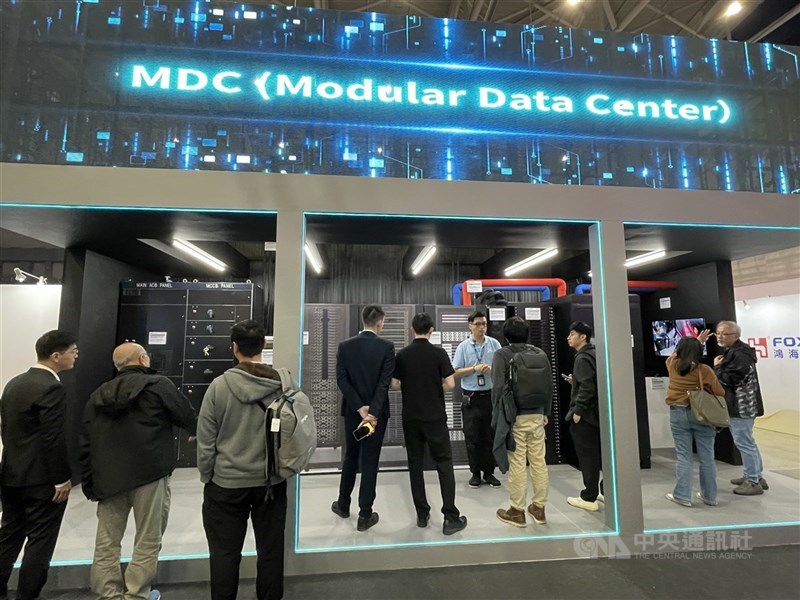 圖為2025年11月鴻海科技日展示的模組化資料中心。（中央社檔案照片）