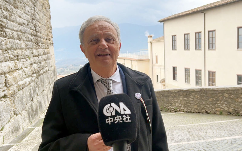 義大利佛倫蒂諾市長費歐雷塔(圖)介紹該城市具有許多重要考古與文化亮點,義大利現任外交部長塔加尼的母親也來自這座城市。中央社記者黃雅詩佛倫蒂諾攝 115年3月16日