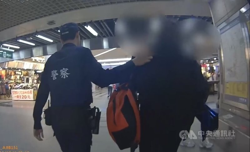台北市警方16日獲報，台北車站與機場捷運線的連通道廁所外，疑似有燃燒過的紙張2張及灰燼，火速緝獲涉案的鍾姓男街友（右）並強制送醫。（翻攝照片）中央社記者黃麗芸傳真　115年3月16日