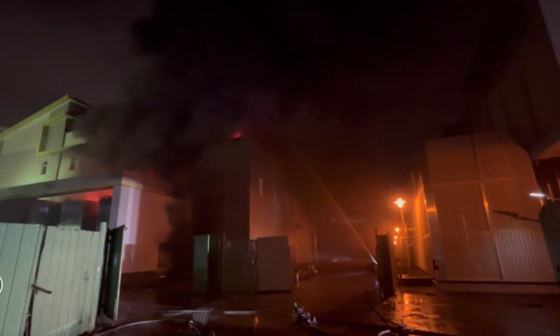 台電竹園超高壓變電所16日發生火警，其中1人死亡。新竹地檢署說，啟動應變機制，並派專責檢察官會同法醫及應變車輛待命，將視救災狀況進行後續相驗作業。圖為新竹市消防局仍在現場搶救中。（新竹市消防局提供）中央社記者郭宣彣傳真　115年3月16日