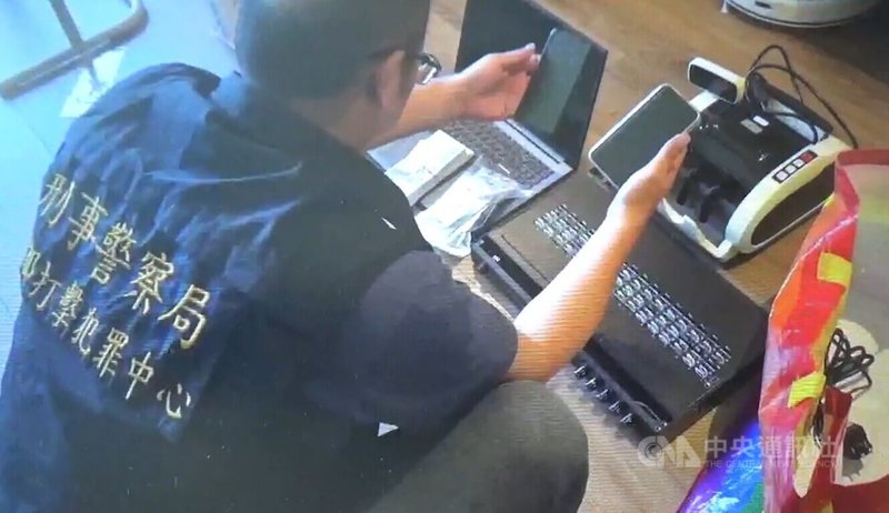 江姓電信門號經銷商利用外籍移工言語不通，誘騙申辦電信門號預付卡，再轉賣詐騙集團使用，經刑事局循線逮捕江姓男子等18人，查扣手機、電腦、公司帳冊及大小章、點鈔機、未開通門號預付卡500張等證物。（翻攝照片）中央社記者蘇木春傳真　115年3月16日