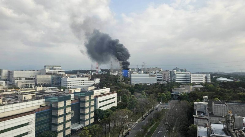 新竹市東區力行路上的台灣電力公司竹園超高壓變電所16日發生火警，造成2人受傷、1人呈現OHCA（到院前心肺功能停止），均已送往醫院治療。（讀者提供）中央社記者郭宣彣傳真　115年3月16日