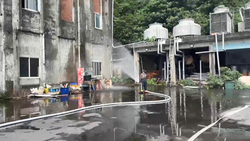 基隆市一間已停工的冰塊製造加工公司16日發生氨氣外洩，現場散發強烈刺鼻味，消防人員以水霧實施防護警戒，同時疏散附近民眾。（讀者提供）中央社記者王朝鈺傳真　115年3月16日