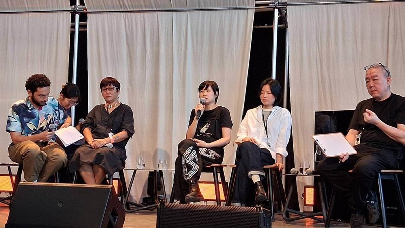 2026雪梨雙年展12日舉辦「台灣焦點」活動，見證台灣當代藝術在國際舞台的深厚能量，前排左起為雪梨雙年展刊物編輯馬其亞（Ahmad Makia）、台灣藝術家張恩滿、侯怡亭、張紋瑄和陳界仁。（駐雪梨辦事處提供）中央社記者丘德真雪梨傳真　115年3月16日