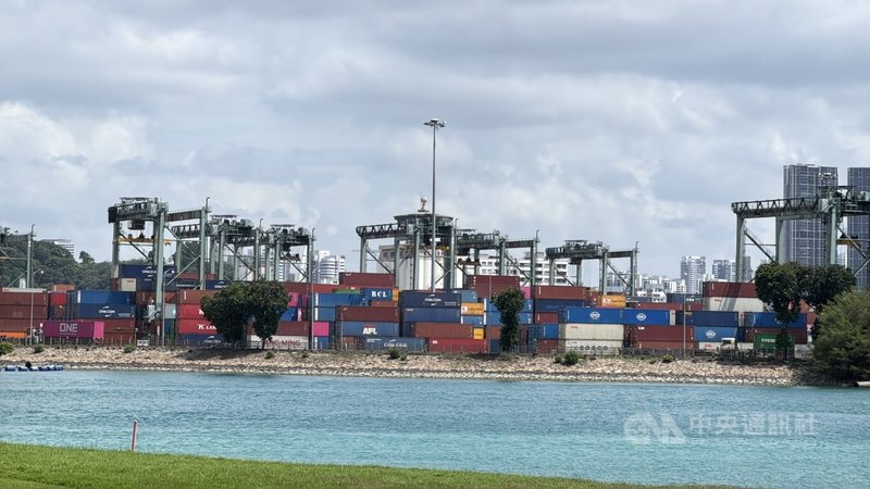 美國宣布依「1974年貿易法」第301條款，對16個主要貿易夥伴啟動調查，檢視這些經濟體的製造業結構性產能過剩及生產相關做法與政策。新加坡亦被點名。圖為新加坡南部一處貨港。中央社記者吳昇鴻新加坡攝　115年3月16日