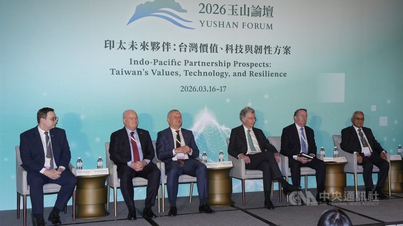 2026玉山論壇16日在台北登場,斐濟前總理喬馬漢(Mahendra Chaudhry)(右起)與英國前貿易大臣佛克斯(Liam Fox)、德國慕尼黑安全會議前主席暨前駐聯合國大使霍伊斯根(Christoph Heusgen)、荷蘭前眾議院國防委員會主席卡拉曼(Isa Kahraman)、加拿大前聯邦保守黨黨魁歐圖爾(Erin O