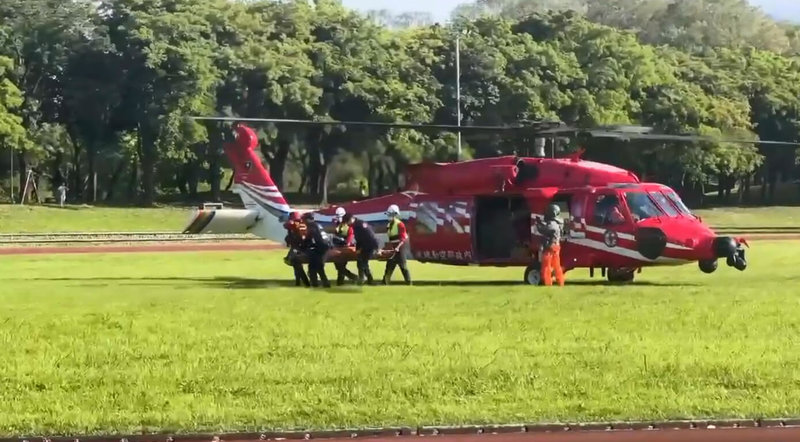 30歲蔣姓男子攀登宜蘭縣南澳山區，途中遭落石擊中左小腿，造成開放性骨折且出血，空勤直升機16日下午將蔣男吊掛上機，載往羅東運動公園田徑場，降落後由救護車接手送醫治療。（宜蘭縣消防局提供）中央社記者王朝鈺傳真　115年3月16日