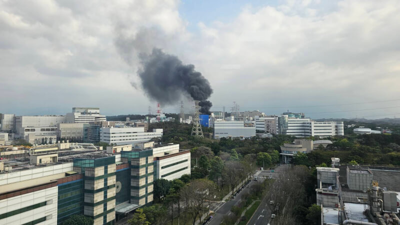新竹市東區力行路上的台灣電力公司竹園超高壓變電所16日發生火警，造成2人受傷，另有1人呈現OHCA（到院前心肺功能停止），均已送往醫院治療。（讀者提供）中央社記者郭宣彣傳真　115年3月16日