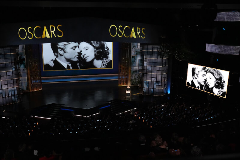 名歌手芭芭拉史翠珊在15日登場的奧斯卡頒獎典禮演唱電影「往日情懷」主題曲，向同片已故影星勞勃瑞福致敬。（美聯社）