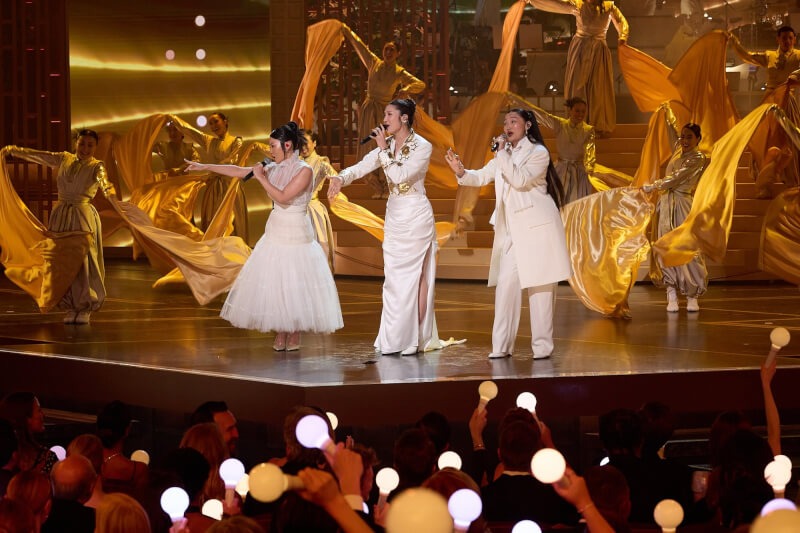 動畫片「Kpop獵魔女團」16日在奧斯卡奪下最佳動畫長片與最佳原創歌曲兩項大獎，片中金曲Golden的原唱Audrey Nuna（右）、EJAE（中）、Rei Ami（左）登台表演。（美國影藝學院A.M.P.A.S.提供）