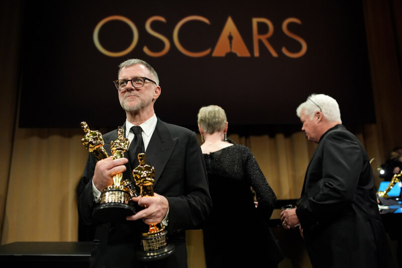 導演保羅湯瑪斯安德森（前）15日以「一戰再戰」連摘奧斯卡最佳影片、最佳導演和最佳改編劇本獎。（美聯社）