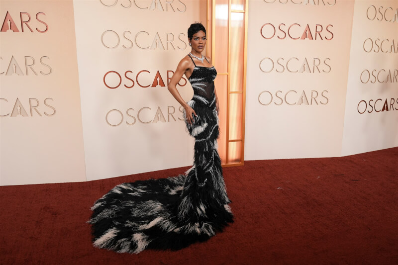 堤亞娜泰勒穿上香奈兒黑白羽毛無袖禮服，現身奧斯卡紅毯。（美聯社）