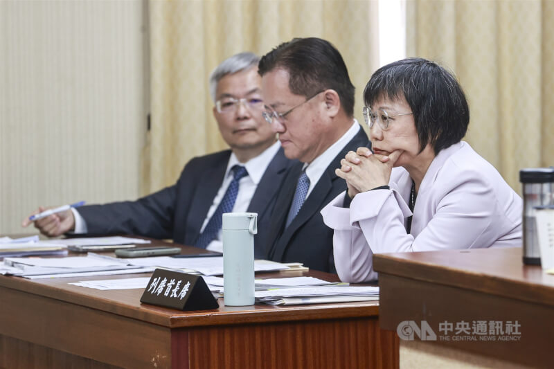 身陷立委資格認定爭議的民眾黨立委李貞秀，16日首度站上立法院內政委員會質詢台，不過內政部長劉世芳（右）未上台備詢。中央社記者鄭清元攝　115年3月16日