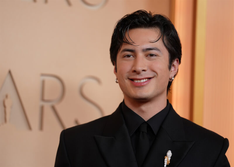 哈德遜威廉斯以全黑巴黎世家造型驚豔全場。（美聯社）