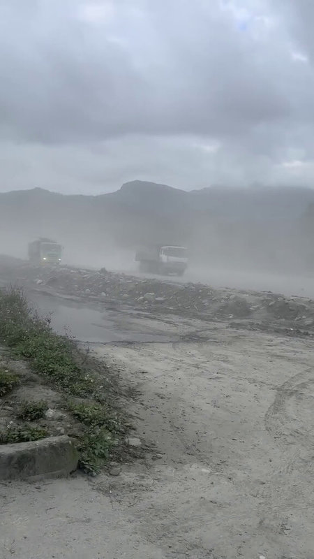 花蓮2025年發生馬太鞍溪堰塞湖溢堤，災後河道清疏、復建工程進行中，大量土石翻動、車輛進出造成河床塵土飛揚，隨著風勢影響周邊鄉鎮，附近居民都明顯感受到空氣品質變差。（民眾提供）中央社記者李先鳳傳真　115年3月16日