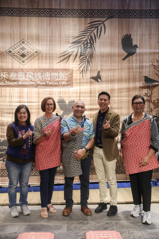 紐西蘭前外交部長馬胡塔（Nanaia Mahuta）（右1）及前國防部長馬克（Ron Mark）（中）15日參訪新北烏來泰雅民族博物館，由無黨團結聯盟籍新北市議員馬見Lahuy．Ipin（右2）負責接待。（馬見提供）中央社記者曹亞沿傳真　115年3月16日