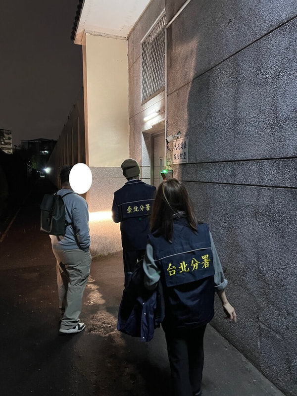 蘇姓相機業者（左）自民國100年起滯納各項稅費、利息已逾新台幣1937萬元，經台北分署向北院聲請管收獲准。（台北分署提供）中央社記者謝君臨傳真　115年3月16日