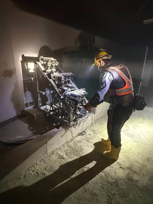 台中市北屯區敦富路一帶16日晚間因某社區地下配電室熔絲鏈開關故障，造成逾400戶停電，台電公司立即派員前往現場查修。（台電台中區處提供）中央社記者蘇木春傳真　115年3月16日