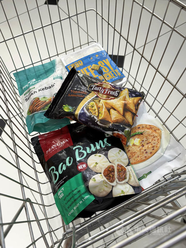 印度民眾做飯仰賴的桶裝液態石油氣，因中東衝突短缺，民眾添購冷凍食品因應。中央社記者李晉緯新德里攝　115年3月16日