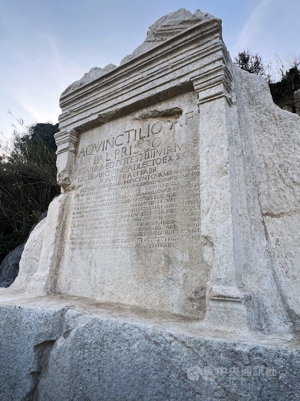 義大利中部古城佛倫蒂諾擁有古羅馬時期的罕見遺囑碑文「昆提諾普斯柯石碑」。中央社記者黃雅詩佛倫蒂諾攝 115年3月16日