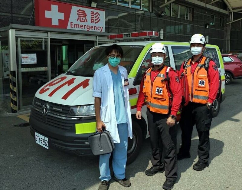 嘉義市消防局與嘉義基督教醫院合作，推動由消防局高級救護技術員（EMTP）結合嘉基急診醫師執行專案勤務，透過EMTP與醫師共同出勤救護任務，提升OHCA患者康復出院率。（嘉義市消防局提供）中央社記者黃國芳傳真　115年3月16日