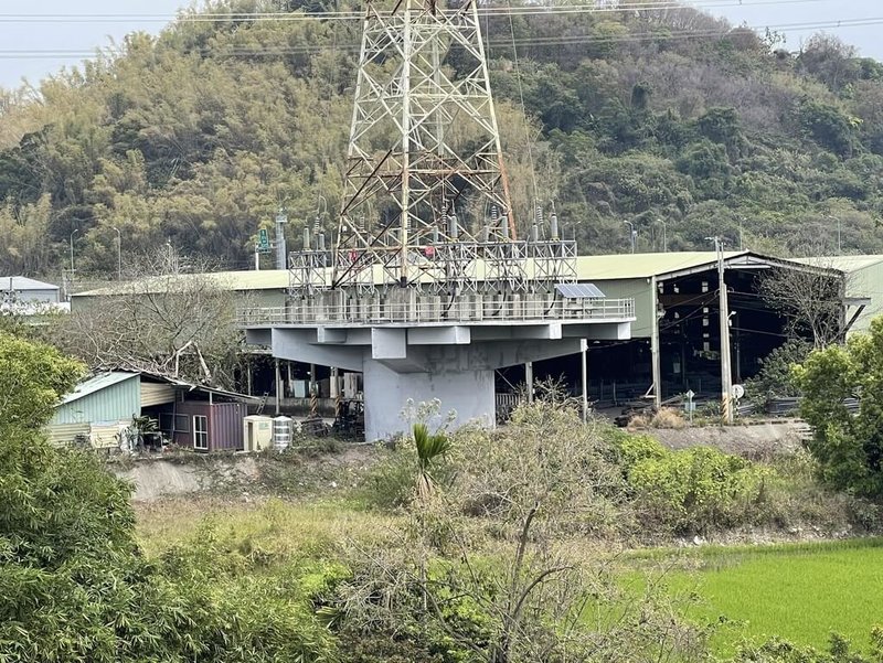 民團17日指控，位於霧峰區烏溪河岸旁的華利鋼鐵公司違法營運，遭勒令停工以來，仍違法營運3年多。（時代力量台中黨部提供）中央社記者蘇木春傳真　115年3月17日