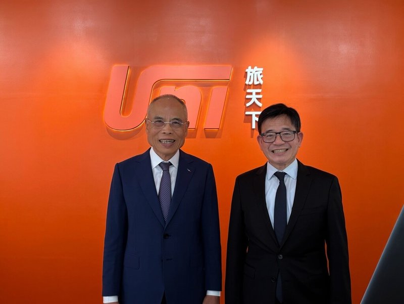 旅天下宣布與鴻禧旅行社合資，成立新公司「鴻天下旅行社」，雙方將共同投入資源，專注於學生畢旅、教職員福利旅遊、教育參訪等團體旅遊市場。圖左為鴻天下董事長張永成、圖右為旅天下董事長李嘉寅。（旅天下提供）中央社記者江明晏傳真 115年3月17日