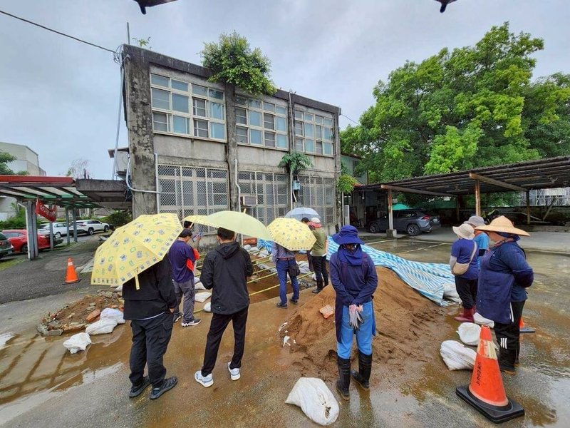 花蓮縣新城鄉北埔村活動中心建物老舊，公所爭取經費拆除重建，因緊鄰「大坌坑文化層」遺址，採取不影響地板以下地層的方式進行，並在施工期間進行監看作業，待拆除完成後再進行地層調查與評估程序，以兼顧工程推動與文化資產保存。（新城鄉公所提供）中央社記者李先鳳傳真　115年3月17日