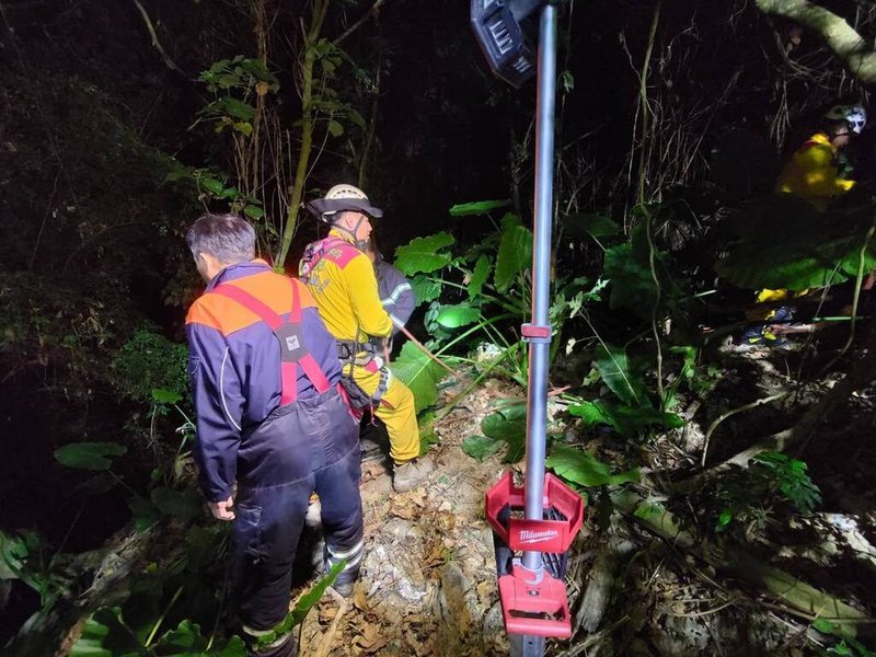 邱姓父子日前外出失聯，兩人15日在高雄燕巢區山區被警方尋獲，其中邱男父親送醫不治，經橋檢相驗，依幫助他人使之自殺罪嫌聲押邱男獲准；檢方表示，現場留有疑似農藥空瓶，將於19日安排複驗，並採檢體確認死因。（高雄市政府消防局提供）中央社記者張已亷傳真　115年3月17日