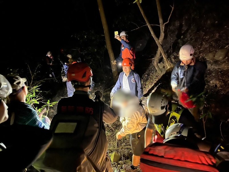 台中市28歲林姓女子獨自攀登苗栗縣火炎山，16日不慎於香茅古道滑落邊坡，警消會同地方巡守隊救援，在暗夜中護送林女下山，17日凌晨順利將林女送醫，歷時近10個小時完成救援任務。（民眾提供）中央社記者管瑞平傳真　115年3月17日