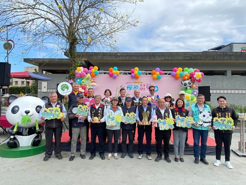 花蓮馬太鞍溪堰塞湖洪災釀19死，光復鄉長林清水被檢方認失職求處10年重刑，3月10日以100萬元交保，林清水（前排左5）15日以鄉長身分出席光豐地區農會的箭筍節活動。（花蓮縣政府提供）中央社記者李先鳳傳真　115年3月17日