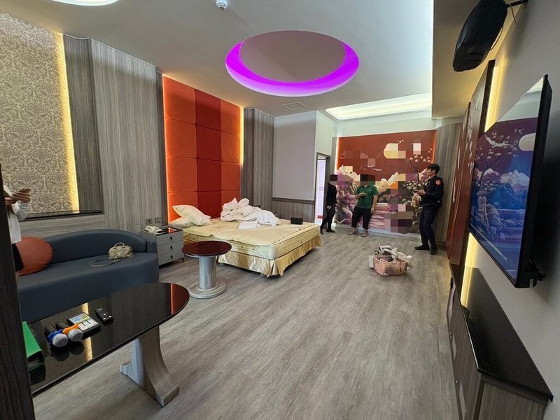 高雄潘姓女子報案皮包遭男網友竊取3萬4000元，警方通知鄭姓男子到案，依竊盜罪移送。但一名網友事後指控鄭男約性交易逼吸毒還偷錢，警方將擴大追查相關事證嚴辦。（高雄鳳山警分局提供）中央社記者洪學廣傳真　115年3月17日