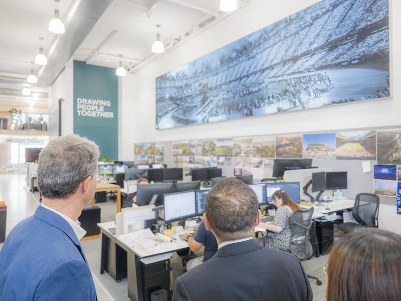 新北市長侯友宜17日參訪國際知名運動與娛樂場館設計公司 Populous亞太區總部，分享美國職棒大聯盟（MLB）場館專案經驗，將提供新北大巨蛋規劃參考。（新北市府新聞局提供）中央社記者黃旭昇傳真  115年3月17日