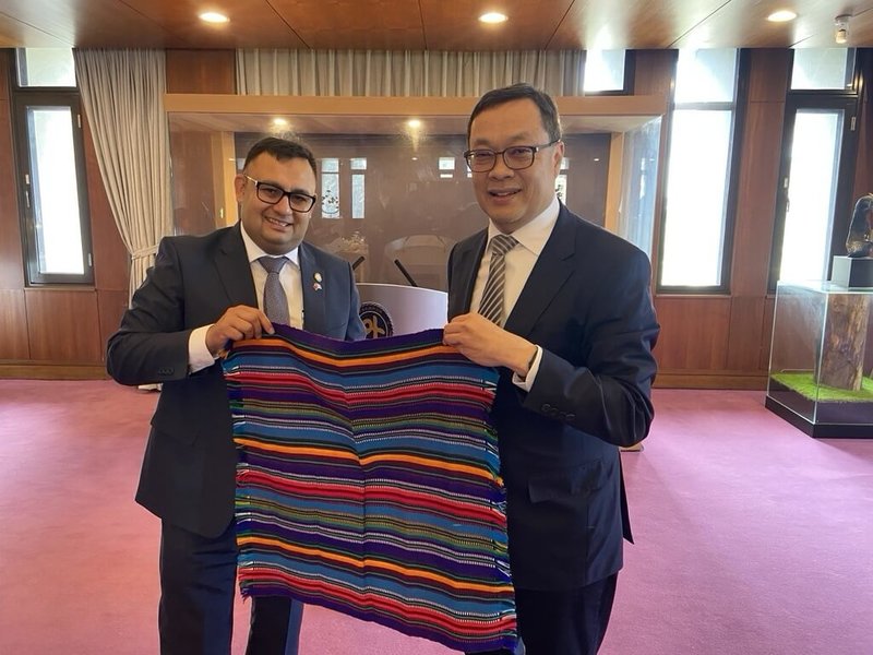 外交部政次陳明祺（右）16日午宴款待瓜地馬拉交通部次長蘇瑞雅諾（José Fernando Suriano，左）訪團，蘇瑞雅諾致贈禮品。（外交部提供）中央社記者楊堯茹傳真 115年3月17日