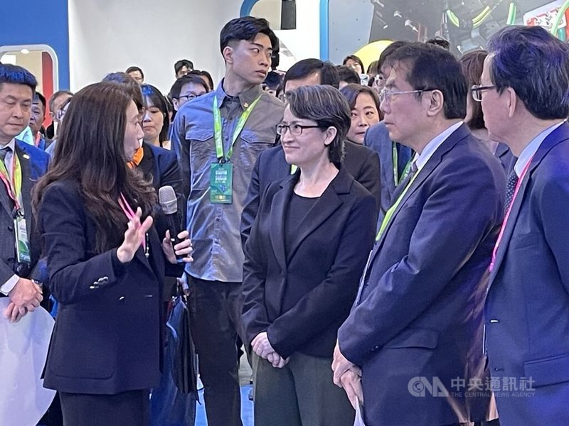 2026智慧城市展暨淨零城市展17日起登場，鴻海盛大參展，副總統蕭美琴（前排右3）參觀鴻海展區，鴻海輪值執行長楊秋瑾（前排左）陪同解說。中央社記者鍾榮峰攝　115年3月17日