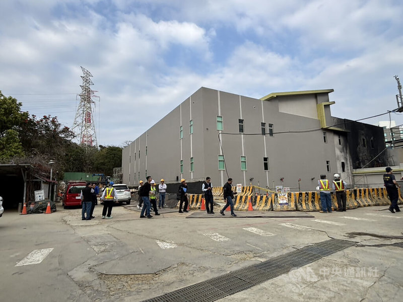 台電竹園超高壓變電所16日進行設備測試期間發生火警事故，新竹市消防局火災鑑定單位17日進入廠區進行火場勘查，釐清起火點，新竹地檢署也前往現場勘查。中央社記者郭宣彣攝　115年3月17日