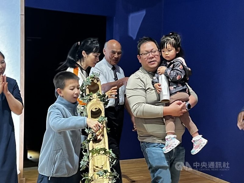 南非慈濟基金會新春感恩會15日舉行，延續慈濟創立初期倡導的「日存五毛錢」精神，現場不少家長帶著孩子參與，透過親手投入竹筒裡的零錢，象徵以點滴善念匯聚成大愛，讓行善與分享的精神在生活中延續。中央社記者李依璇攝　115年3月17日