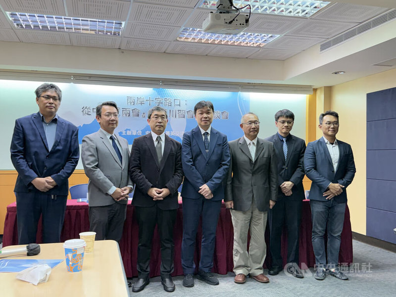 中華亞太菁英交流協會17日舉辦「兩岸十字路口：從中共『兩會』到『川習』」座談會，多位專家學者與會。由左至右為：中華經濟研究院第一研究所副研究員王國臣、國防安全研究院副研究員王占璽、台北醫學大學通識中心教授張國城、陸委會副主委沈有忠、金門大學國際暨大陸事務學系教授盧政鋒、東吳大學政治學系教授陳方隅、中央警察大學國境警察學系教授王智盛。中央社記者廖文綺攝　115年3月17日