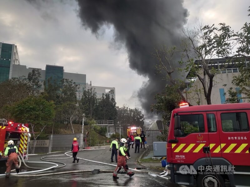 台電竹園超高壓變電所16日下午3時26分發生火警，現場冒出濃煙，消防單位獲報緊急派員前往灌救。中央社記者張建中攝　115年3月16日