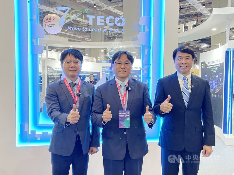 2026智慧城市展暨淨零城市展17日登場，東元展示AI智慧能源管理平台軟硬體方案，總經理高飛鳶（中）表示，相關方案擴展馬來西亞和泰國等東南亞市場外，也會爭取鴻海全球廠務合作商機。中央社記者鍾榮峰攝　115年3月17日