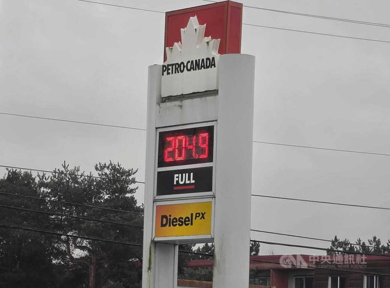 溫哥華現在油價每公升2.04加元(約新台幣46.7元),半個多月來每公升上漲0.37加元(約新台幣8.6元),讓許多民眾大呼吃不消。中央社記者程愛芬溫哥華攝 115年3月17日