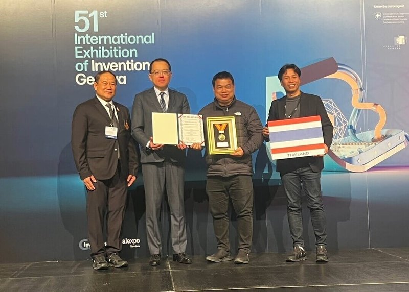 駐日內瓦辦事處長李冠德（左2）於日內瓦發明展頒發大會國際交流特別獎給泰國得獎者。（台灣發明協會提供）中央社記者郭芳君蘇黎世傳真　115年3月17日