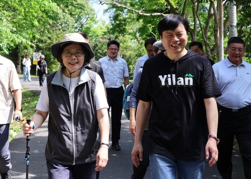 在民進黨宜蘭縣長參選人林國漳（前右）等陪同下，前總統蔡英文（前左）17日上午前往宜蘭縣冬山鄉仁山步道爬山。（林國漳競選辦公室提供）中央社記者沈如峰宜蘭縣傳真　115年3月17日