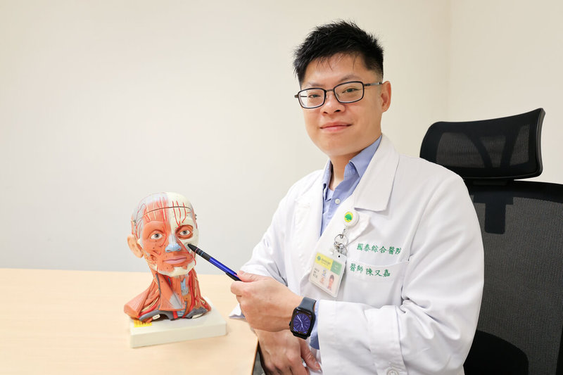 疼痛性三叉神經病變（Painful trigeminal neuropathy）是常常被忽略的一種疾病，國泰醫院神經內科主治醫師陳又嘉提醒臉部持續疼痛，儘早就醫。 （國泰醫院提供） 中央社記者陳婕翎傳真　115年3月17日