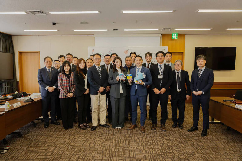 新竹市長高虹安（前左4）率新竹市政府訪團到日本考察，17日首站拜會筑波市長五十嵐立青，雙方交流科技創新、產業發展與人才培育議題等，希望深化城市合作。（新竹市政府提供）中央社記者郭宣彣傳真 115年3月17日