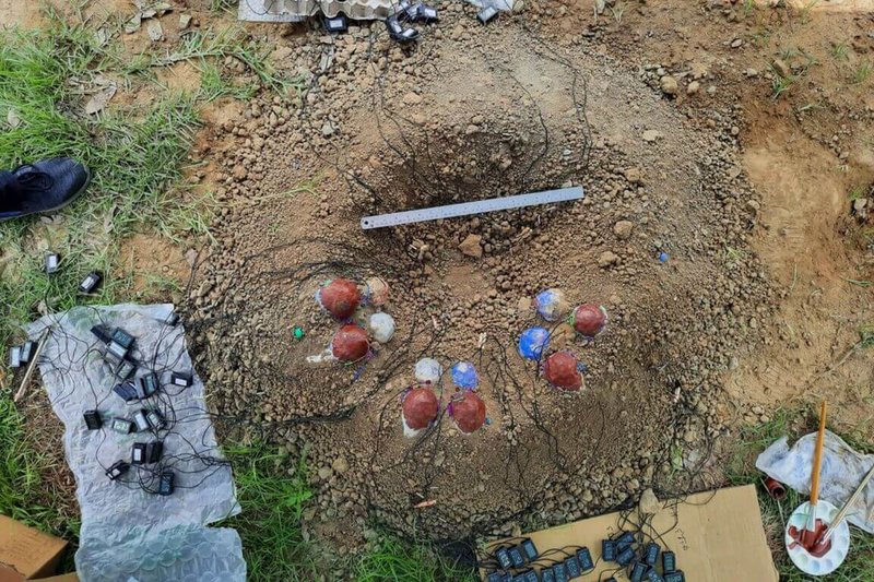 國立自然科學博物館跨領域研究團隊製作具熱傳導特性的樹脂假蛋，以台中市霧峰區一處農田為實驗基地，模擬親代伏窩時熱能如何在巢穴中傳遞，證實竊蛋龍依靠陽光孵蛋的程度遠勝於成體體溫。（國立自然科學博物館提供）中央社記者趙麗妍傳真　115年3月17日