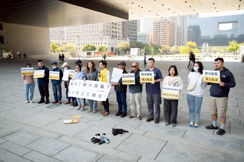 監督施政聯盟、時代力量台中黨部、小民參政歐巴桑聯盟中彰投黨部等單位代表，17日在台中市政府廣場前陳情，拿著「違法者囂張」、「盧市府縱容」等標語，指控位於台中的華利鋼鐵公司違法營運，遭勒令停工後仍違法經營，質疑市府涉包庇。（時代力量台中黨部提供）中央社記者蘇木春傳真　115年3月17日