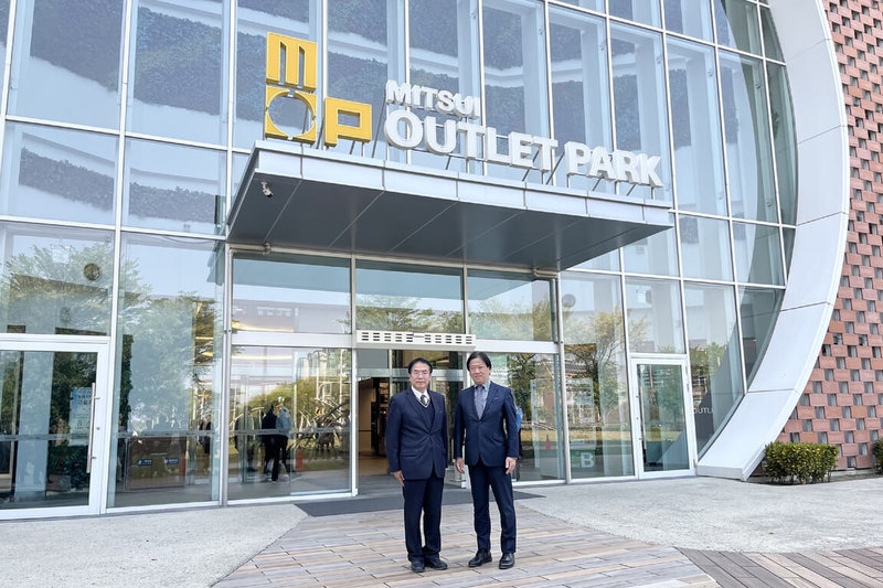 「MITSUI OUTLET PARK 台南」二期17日展開試營運，台南市長黃偉哲（左）與台灣三井不動產董事長久一康洋（右）前往視察購物環境。（台南市政府提供）中央社記者楊思瑞傳真 115年3月17日