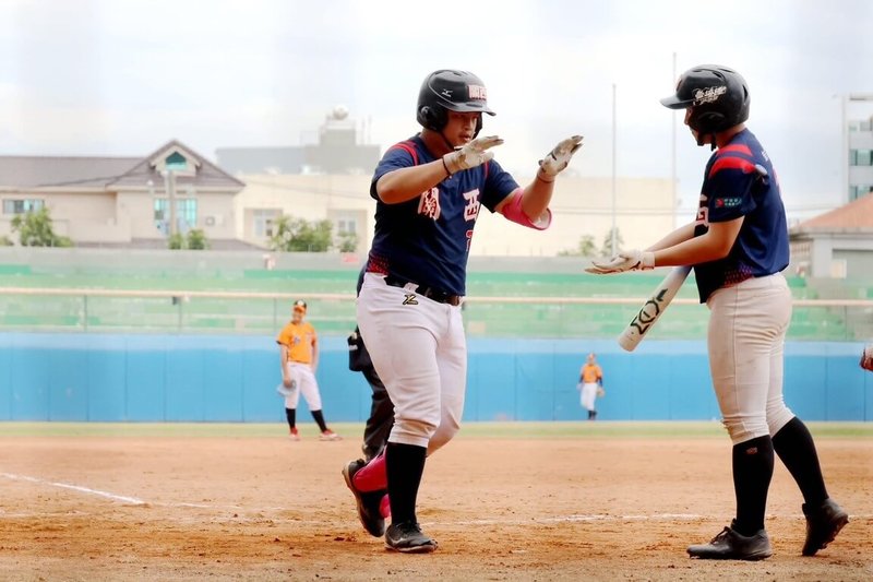 114學年度國中硬式棒球聯賽新竹縣關西17日靠著林建浩（左）敲出國中首轟帶動氣勢，終場以7比0、5局擊敗台中西苑、晉級32強。（學生棒球運動聯盟提供）中央社記者謝靜雯傳真　115年3月17日