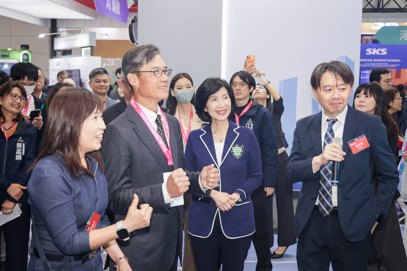 遠傳參與2026智慧城市展，總經理井琪（右2）17日受訪表示，智慧城市商機未來潛力還很大。（遠傳提供）中央社記者江明晏傳真 115年3月17日